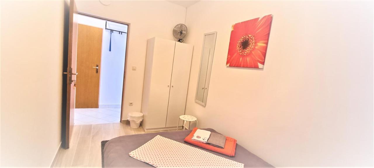 Guest House Jasna Novalja Bagian luar foto
